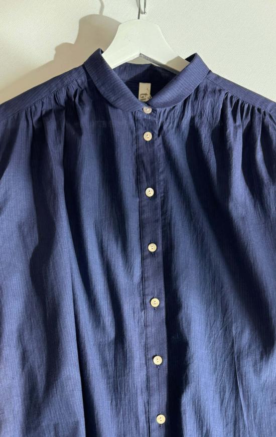  투 블라우스 버튼 앞 여밈 , 네이비 마이크로 스트라이프 - TWO