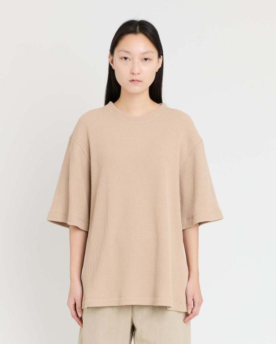  반팔 티셔츠 Colbo가 곧 T 베이지 색상으로 출시됩니다.