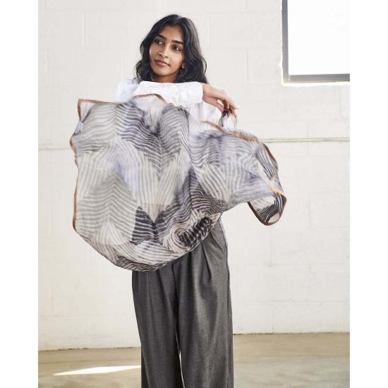  베리어슬리 머플러/스카프 다양한 사무 시보리 프린트 실크 시폰 스카프 블랙 - VARIOUSLY