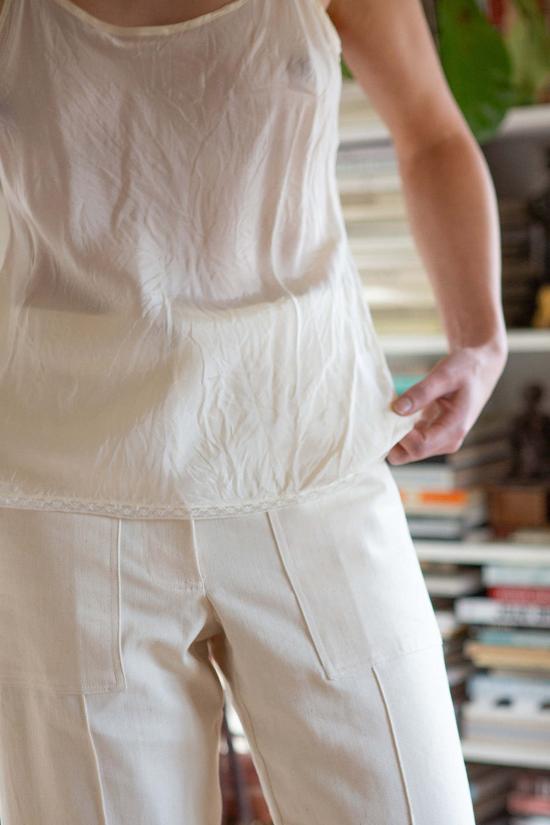  에리카 타노브 민소매 티셔츠 에리카 타노프 시몬 실크 캐미솔 아이보리 - ERICA TANOV