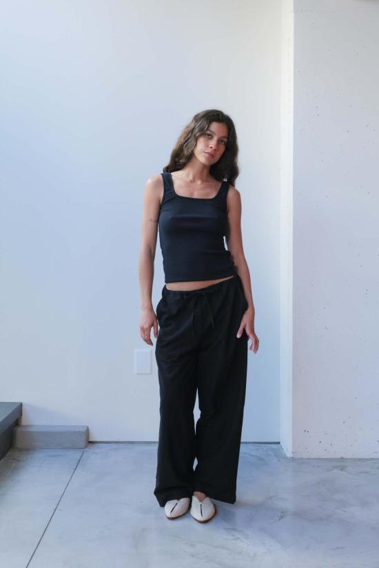  앳 던 민소매 티셔츠 새벽에. 면 골지 스퀘어넥 탱크탑 - AT DAWN.