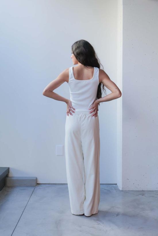  앳 던 민소매 티셔츠 새벽에. 면 골지 스퀘어넥 탱크탑 - AT DAWN.