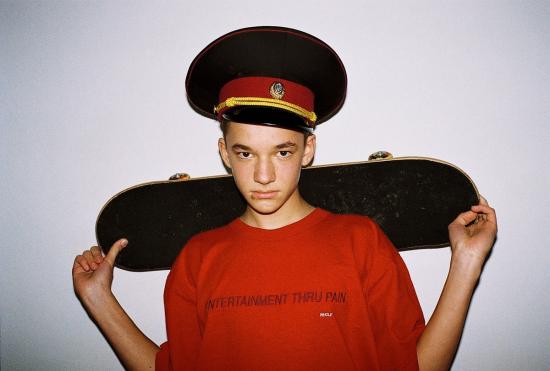  홀 반팔 티셔츠 고통을 통한 전체 엔터테인먼트 티셔츠 레드 - WHOLE