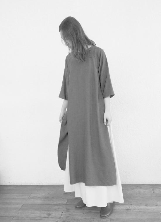  카렘 롱 원피스 오스트라 실크 롱 래글런 사이드 슬릿 실크 O 디 튜닉/드레스 블랙 - KAAREM