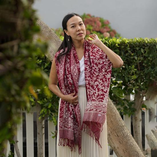  카시 코옵 머플러/스카프 Kasih Coop 핸드메이드 바틱 스카프 레드 화이트/버건디 - KASIH COOP