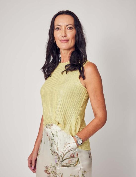  린제이 니콜라스 뉴욕 민소매 티셔츠 린지 니콜라스 뉴욕 로라 슬리브리스 크루넥 탑 선플라워 쉬머 - LINDSAY NICHOLAS NEW YORK