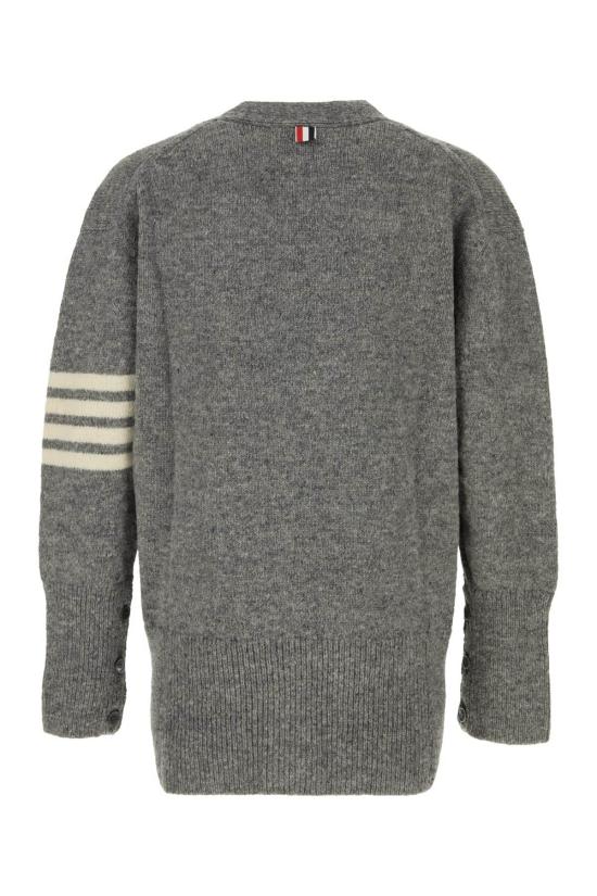  톰브라운 스웨터 톰 브라운 저지 스티치 엑저레이티드 핏 브이넥  미디엄 그레이 - THOM BROWNE