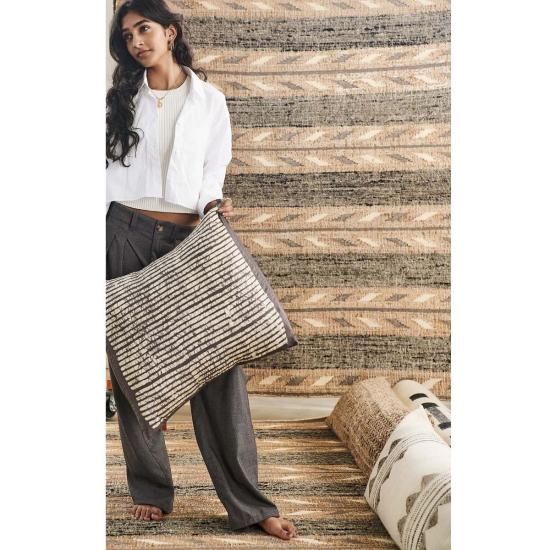  Variously 가죽소품 다양한 메이플 블랙 핸드 왁스 블록 프린트 스트라이프 베개 블랙 - VARIOUSLY