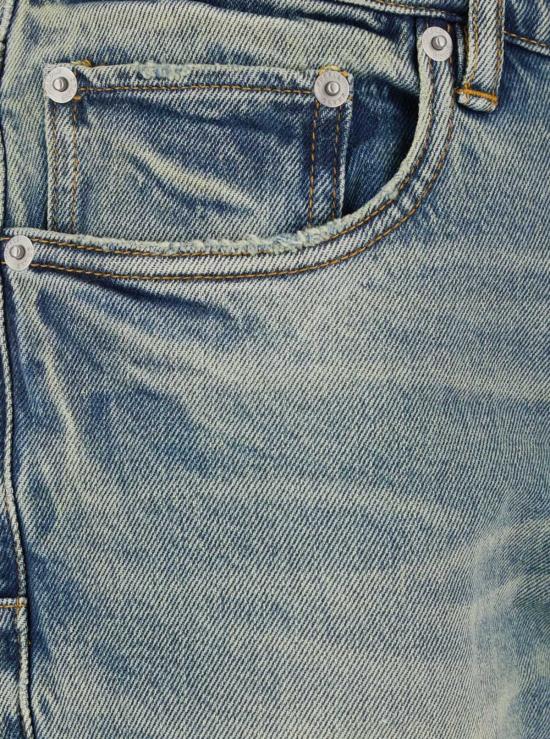  퍼플 브랜드 데님 팬츠 보라색과 연한 파란색이 섞인 데님 진, 벨트 고리와 뒷면에 로고 패치가 있습니다. 맘 진 라이트 블루 색상입니다. - PURPLE BRAND