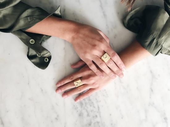  타린 토마스 반지 조디 노커 링 브라스