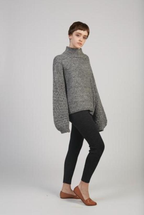  울 하이드 터틀넥 튤립 슬리브 스웨터 차콜