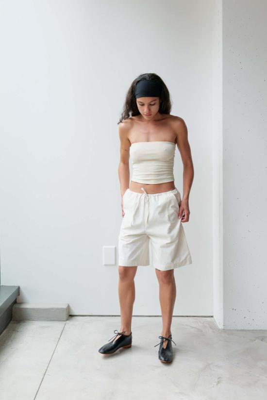  앳 던 민소매 티셔츠 새벽에. 실크 튜브탑 - AT DAWN.