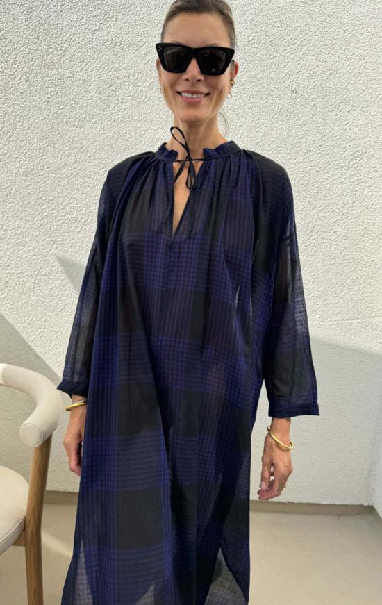  Two 롱 원피스 블랙/바이올렛 블루 체크 무늬의 긴 시스루 카프탄 두 벌 - TWO