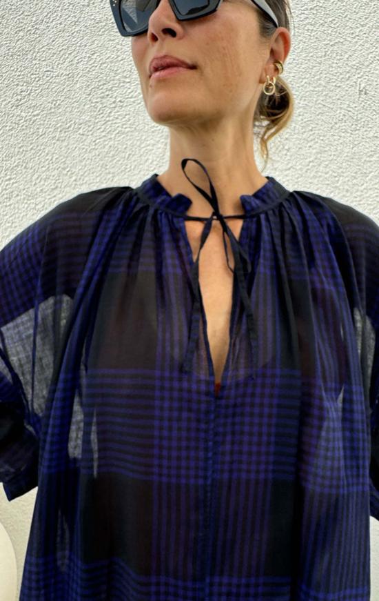  Two 롱 원피스 블랙/바이올렛 블루 체크 무늬의 긴 시스루 카프탄 두 벌 - TWO