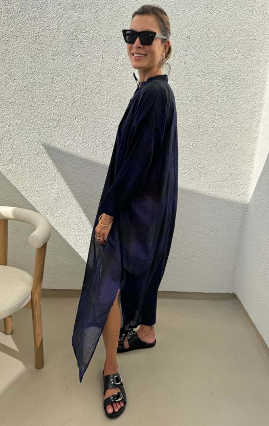  Two 롱 원피스 블랙/바이올렛 블루 체크 무늬의 긴 시스루 카프탄 두 벌 - TWO