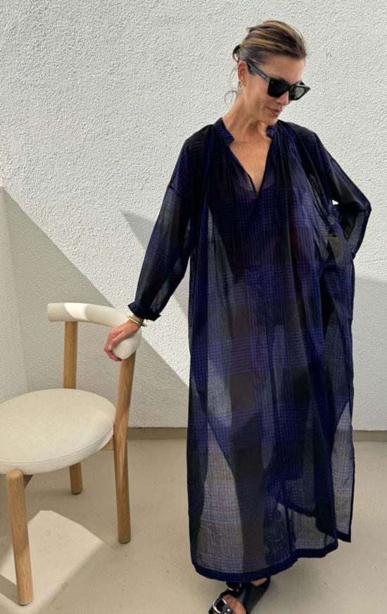  Two 롱 원피스 블랙/바이올렛 블루 체크 무늬의 긴 시스루 카프탄 두 벌 - TWO