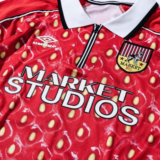  마켓 반팔 티셔츠 스튜디오 X 엄브로 스트로베리 저지 버밀리온 - MARKET