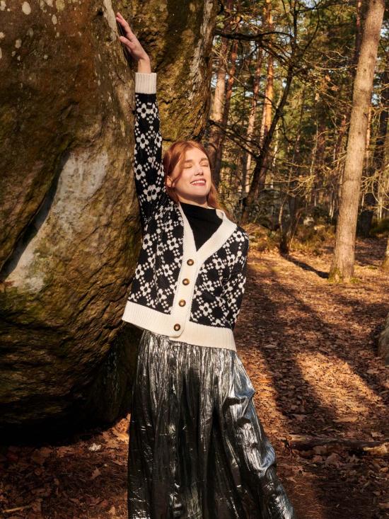  지지 니트웨어 가디건 플라워 체인  블랙 & 화이트 - GIGI KNITWEAR