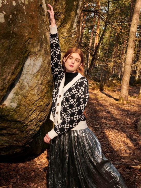  지지 니트웨어 가디건 플라워 체인  블랙 & 화이트 - GIGI KNITWEAR