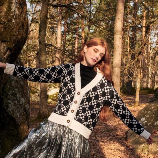  지지 니트웨어 가디건 플라워 체인  블랙 & 화이트