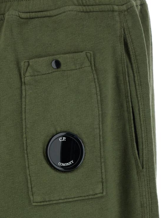  씨피 컴퍼니 숏팬츠 C.P. 회사 로고 플레이트가 부착된 신축성 있는 허리끈 반바지 (녹색) - C.P. COMPANY