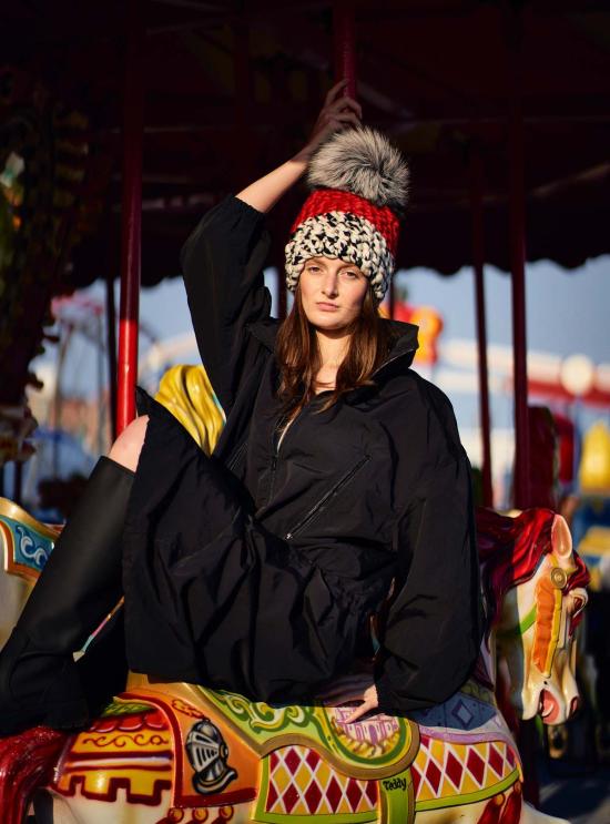  미샤램퍼트 모자 미샤 램퍼트 레드 | 화이트/블랙 컬러 블록 비니 + 실버 폭스 XL 폼폼 - MISCHA LAMPERT