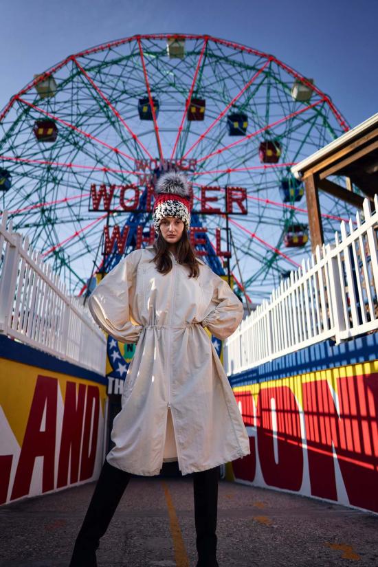  Mischa Lampert 모자 미샤 램퍼트 레드 | 화이트/블랙 컬러 블록 비니 + 실버 폭스 XL 폼폼 - OTHER BRANDS