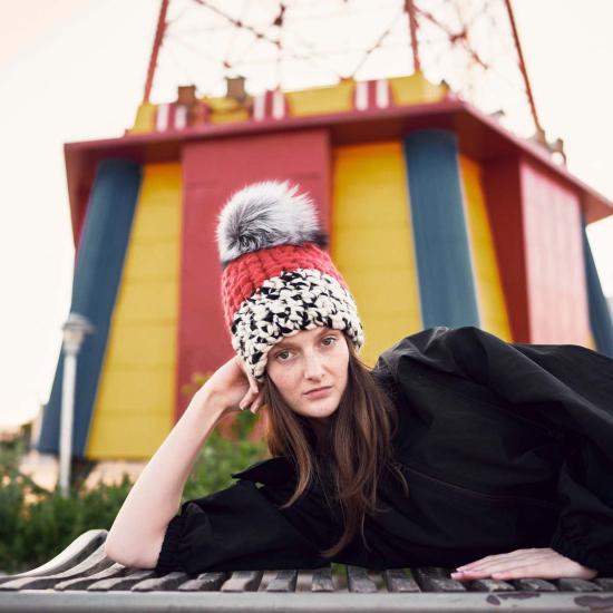  미샤램퍼트 모자 미샤 램퍼트 레드 | 화이트/블랙 컬러 블록 비니 + 실버 폭스 XL 폼폼 - MISCHA LAMPERT