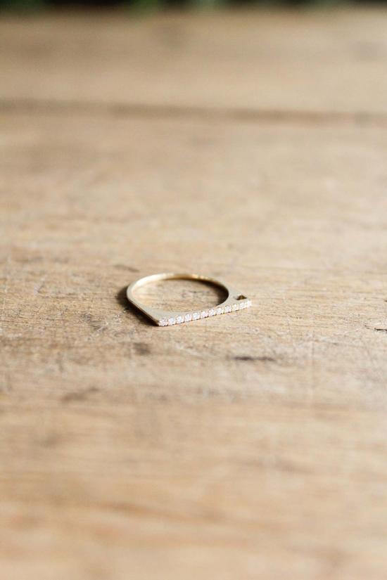  누시 반지 작은 파베 다이아몬드가 세팅된 누쉬 링크드 밴드