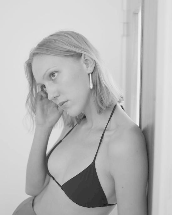  아니카 이네즈 이어링 라지 스웨이잉 드롭 - ANNIKA INEZ