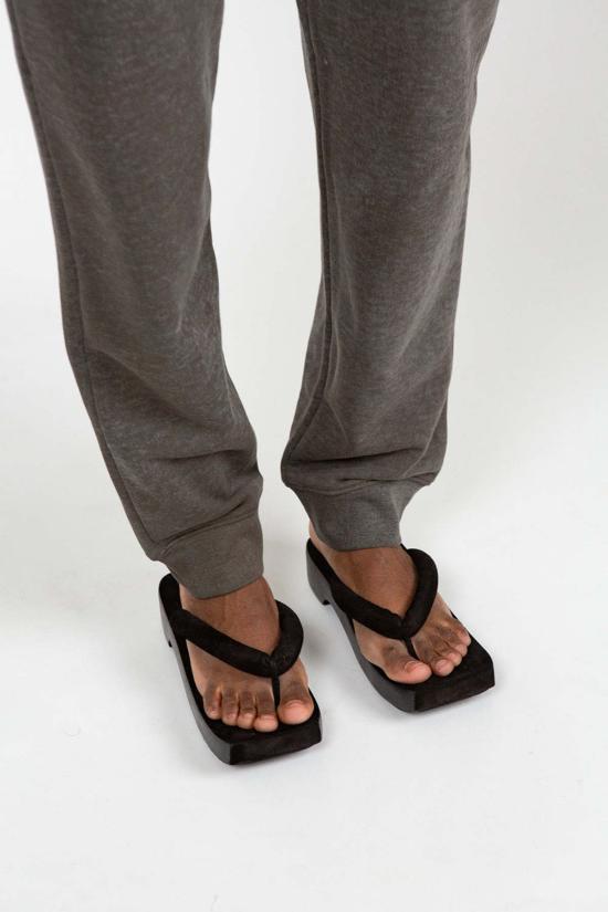  로렌 마누지안 뮬/슬리퍼 Lauren Manoogian 스웨이드 조리 클로그 블랙 - LAUREN MANOOGIAN