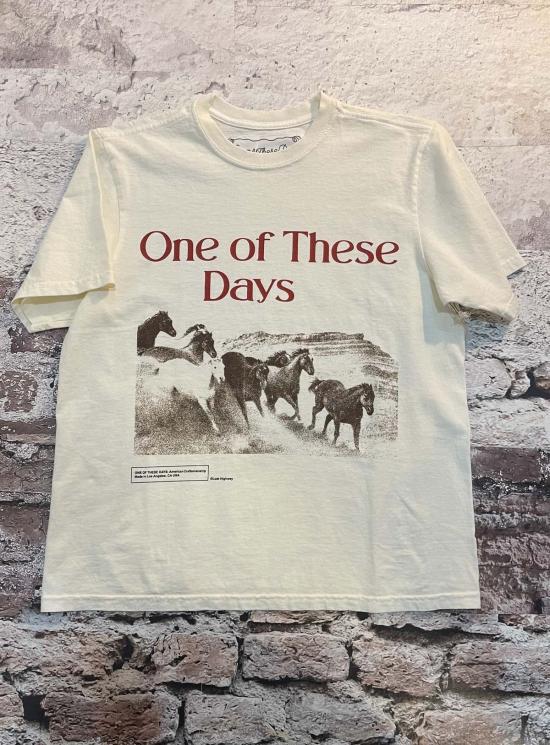  원오브디즈데이스 반팔 티셔츠 언젠가 네가 여기 나와 함께 있어서 기뻐 티 본