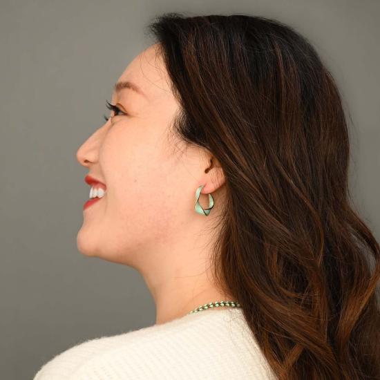  스타피쉬 프로젝트 이어링 에 독특한 후프 귀걸이를 더했습니다.