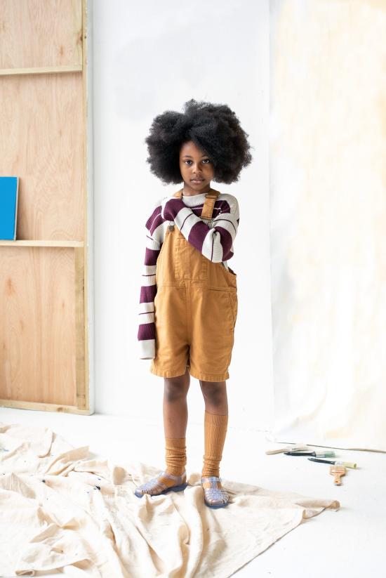  [키즈] 메인 스토리 오버롤 키즈  슬라우치 핏 멜빵바지 애플 시나몬 - MAIN STORY