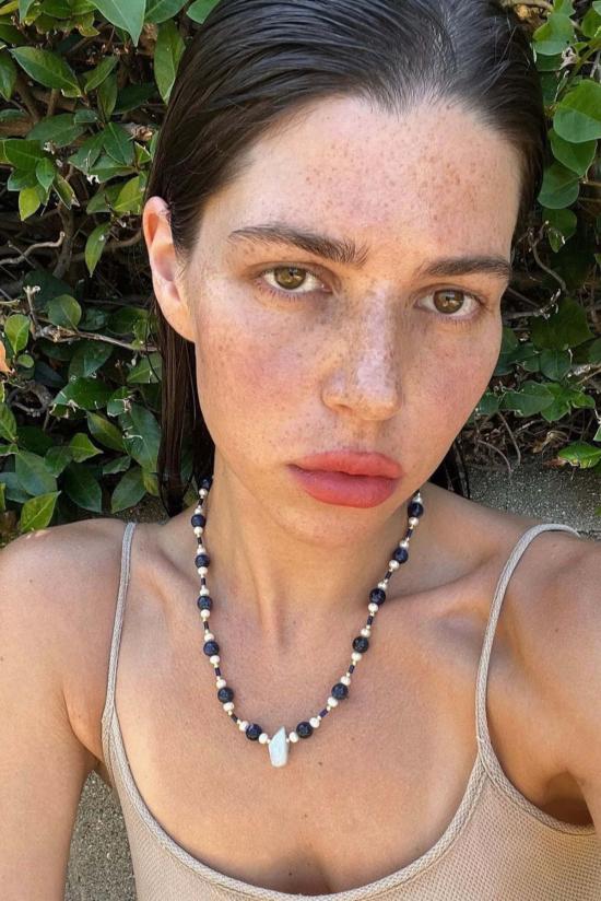  모던 소사이어티 목걸이/팬던트 라피스 라줄리, 아쿠아마린, 진주로 장식된  탈리스만 목걸이 - MODERN SOCIETY