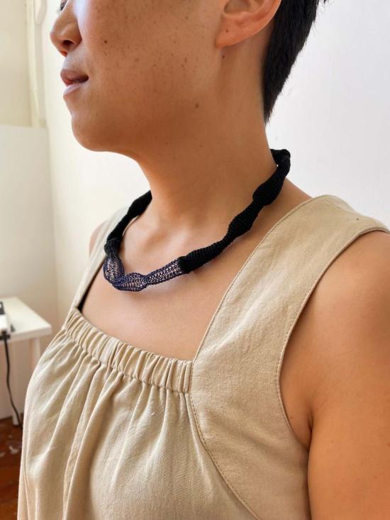  해피 프렌치 갱 목걸이/팬던트 블루 액센트 웨이브 목걸이 (면/금속) - HAPPY FRENCH GANG