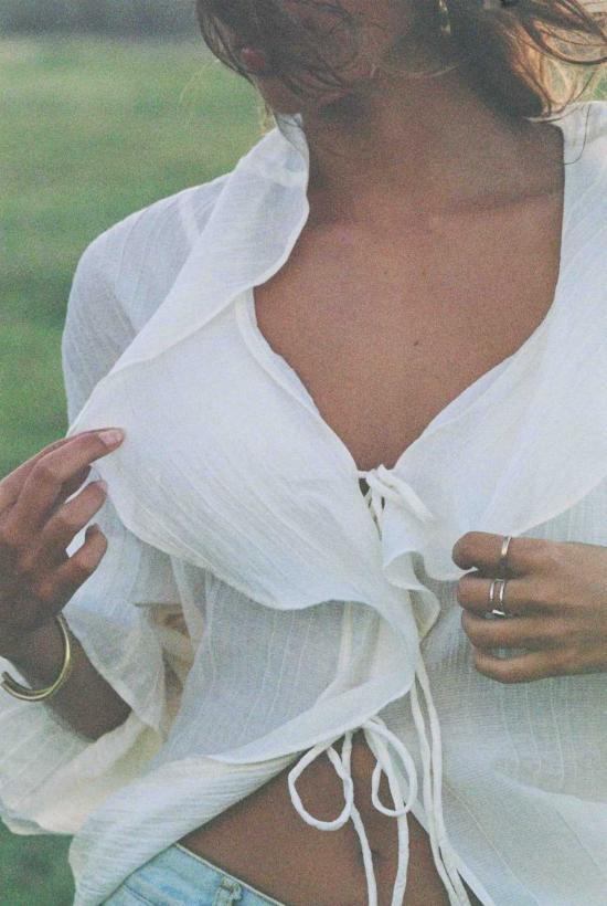  메릿 찰스 블라우스 더 릴리 탑 예약 주문 배송 예정일: 2025년 7월 28일 - MERRITT CHARLES