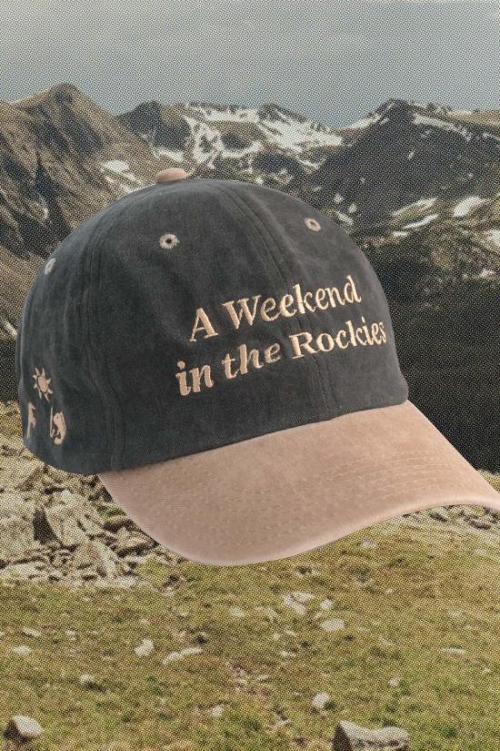  Hand embroidered hat 모자 손으로 자수한 , '로키 산맥의 주말' , '불과 흙'이라는 문구가 새겨진