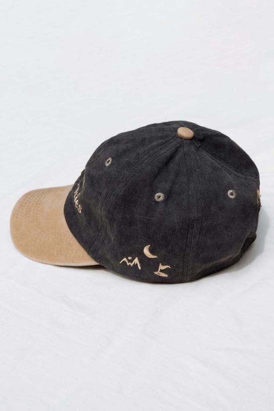  Hand embroidered hat 모자 손으로 자수한 , '로키 산맥의 주말' , '불과 흙'이라는 문구가 새겨진 - OTHER BRANDS