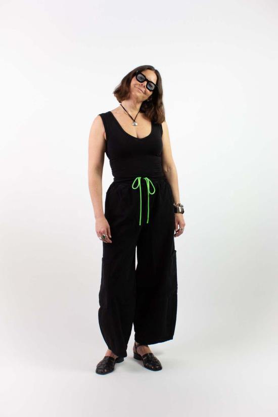  카이 인티메이츠 민소매 티셔츠 리클라인 쉘 슬리브리스 탑 - KYE INTIMATES