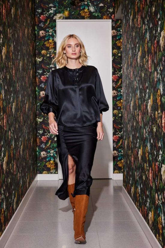  린제이 니콜라스 뉴욕 블라우스 린지 니콜라스 뉴욕 시인  블랙 실크 새틴 - LINDSAY NICHOLAS NEW YORK