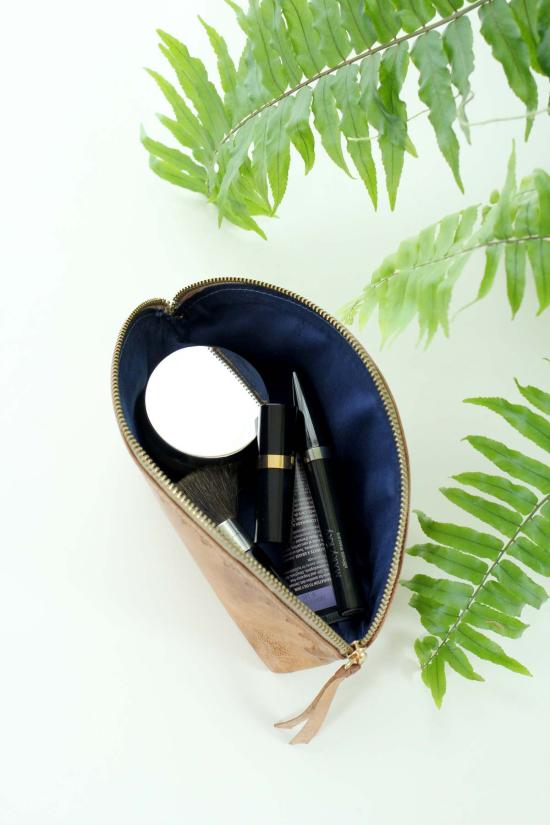  주빌리 트레이딩 코 캐리어 주빌리 트레이딩 컴퍼니 블로섬 여행용 파우치 - JUBILEE TRADING CO.