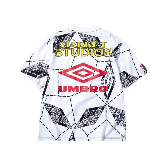  마켓 반팔 티셔츠 엄브로 X  스튜디오 FC 티셔츠 - MARKET