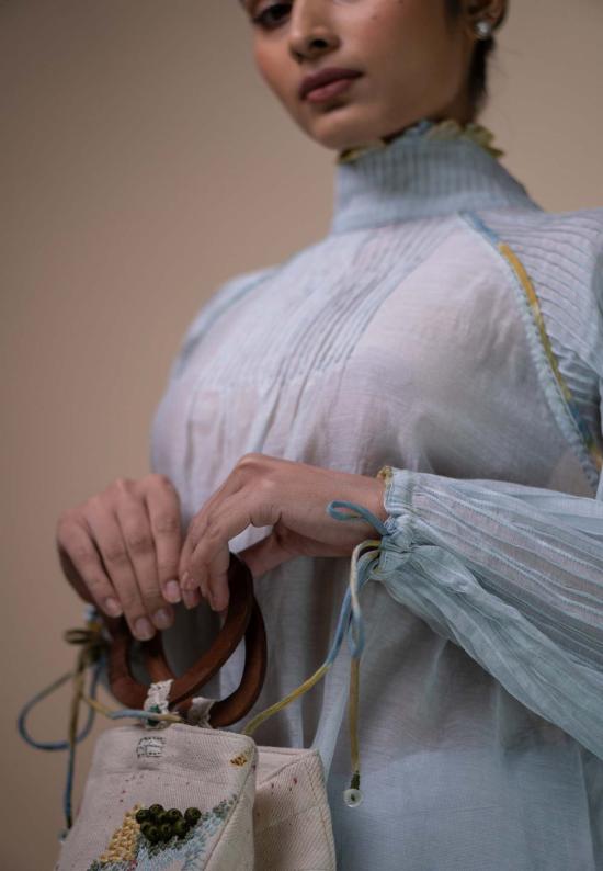  이키비 블라우스 Ikkivi 메도우 핀턱 찬데리  블루 - IKKIVI