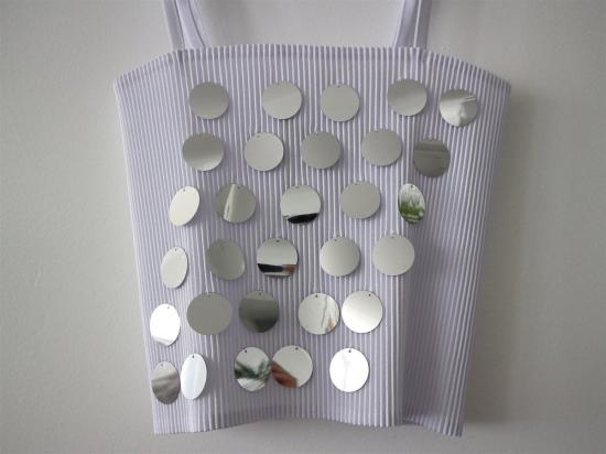  Kitty Joseph 민소매 티셔츠 키티 조셉 플리츠 탱크탑 (실버 미러 스팽글 장식, 화이트) - OTHER BRANDS