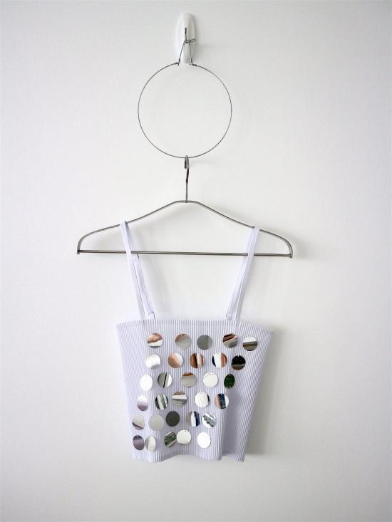  Kitty Joseph 민소매 티셔츠 키티 조셉 플리츠 탱크탑 (실버 미러 스팽글 장식, 화이트)