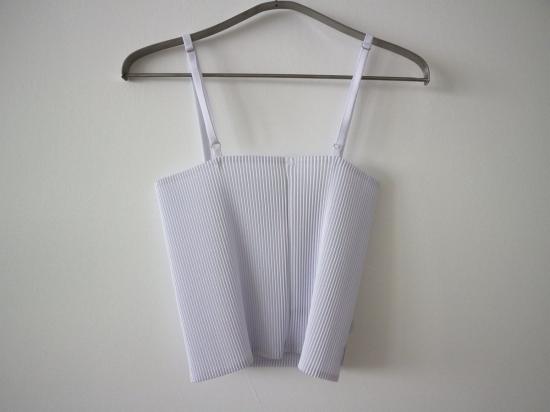  Kitty Joseph 민소매 티셔츠 키티 조셉 플리츠 탱크탑 (실버 미러 스팽글 장식, 화이트) - OTHER BRANDS