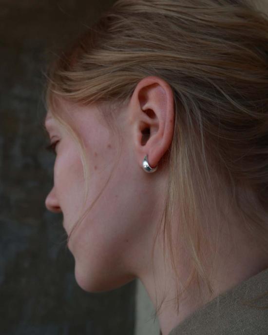  아니카 이네즈 이어링 쁘띠 젠틀 슬로프 후프 - ANNIKA INEZ