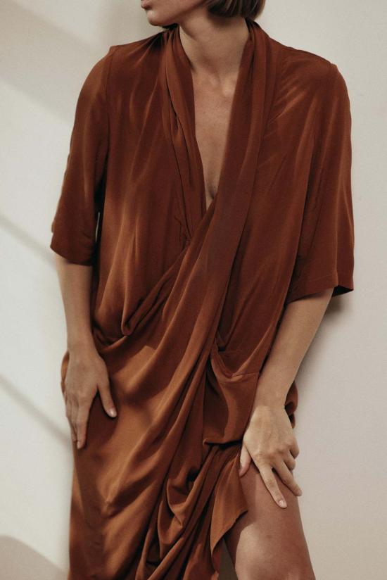  아멘테 롱 원피스 멘테 숄넥 드레이프 우븐 미디 드레스 - AMENTE