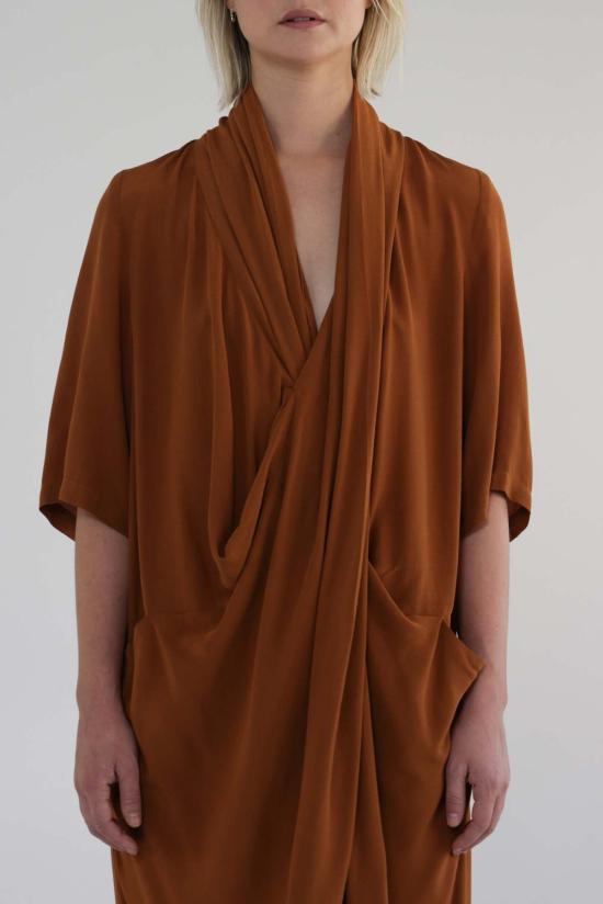  아멘테 롱 원피스 멘테 숄넥 드레이프 우븐 미디 드레스 - AMENTE